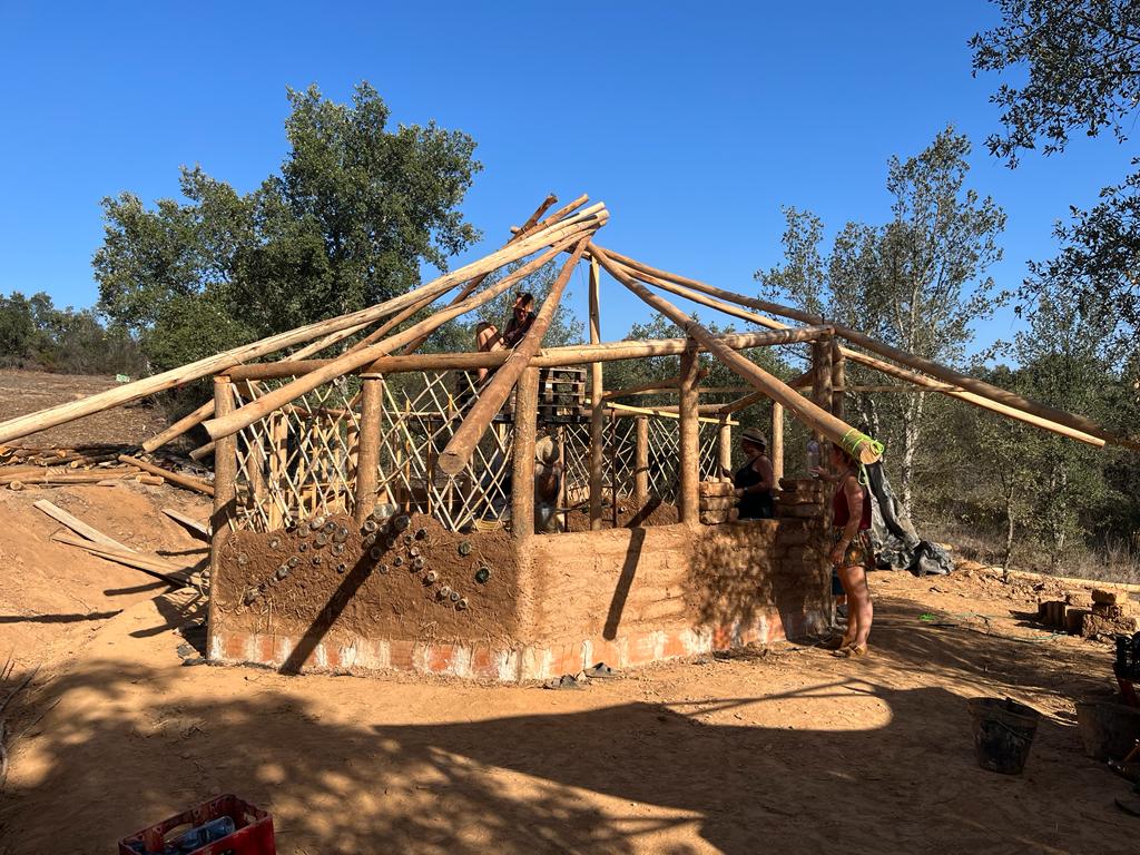 A women's collective teaches earth building in the Alentejo