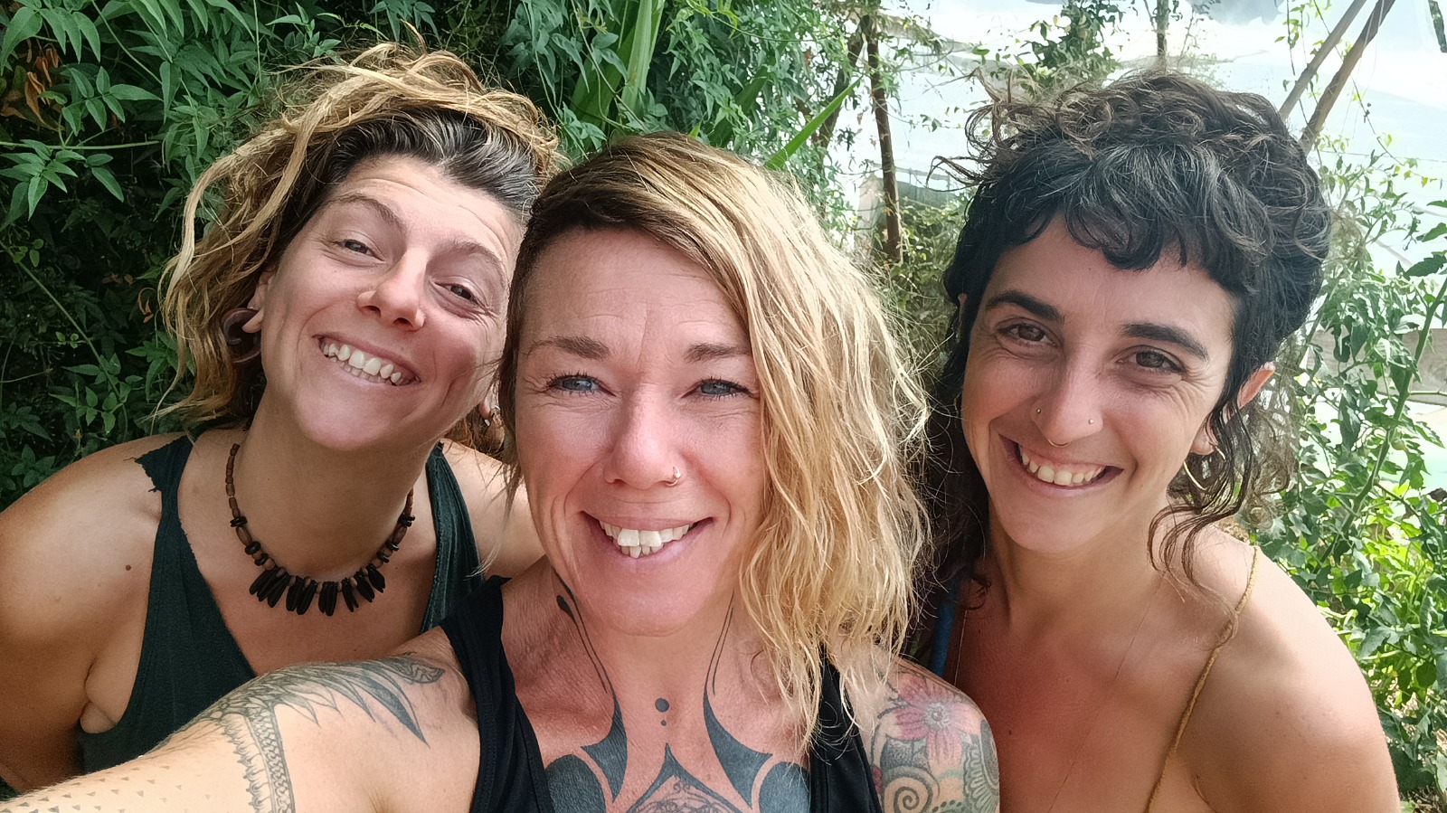 A women's collective teaches earth building in the Alentejo