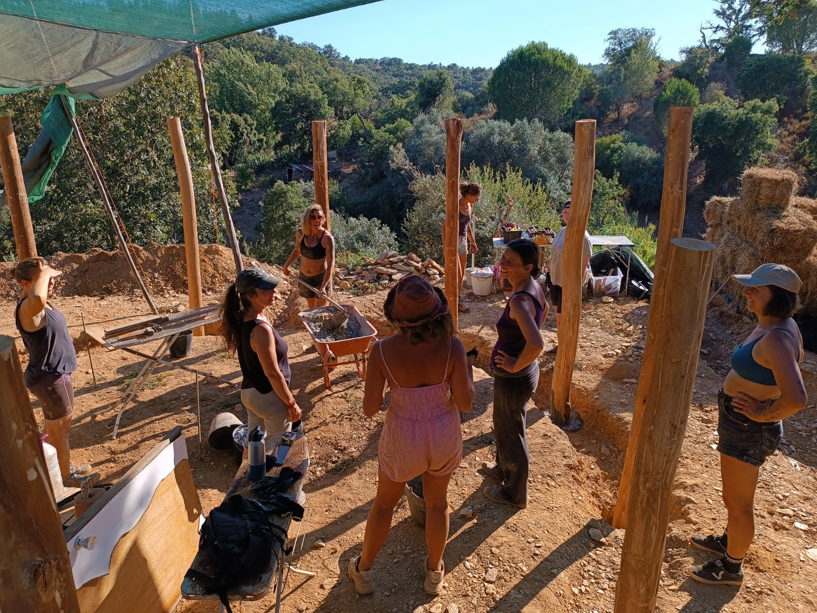 A women's collective teaches earth building in the Alentejo