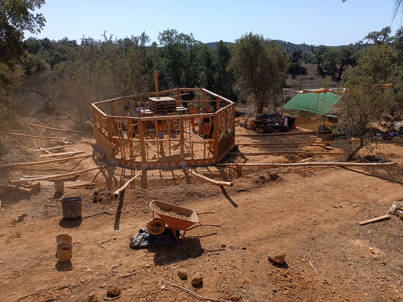 A women's collective teaches earth building in the Alentejo